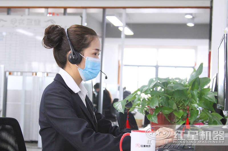 24小時(shí)客服全身心工作，用專注點(diǎn)亮了責(zé)任