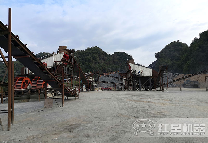 方案三配置現(xiàn)場(chǎng)：破碎機(jī)+制砂機(jī)+洗砂機(jī)，費(fèi)用80萬以上